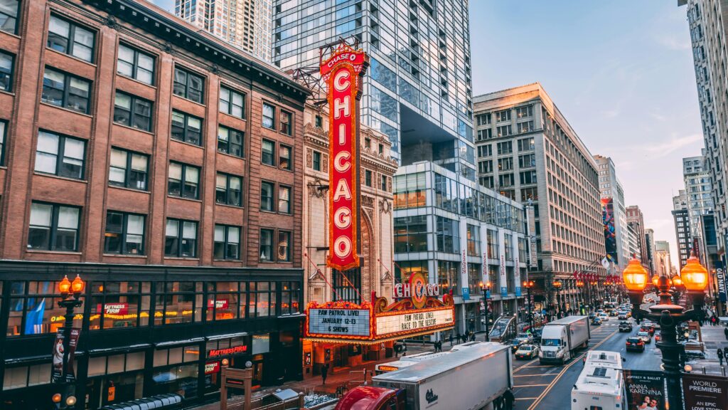 Bustling downtown Chicago street featuring iconic Chicago Theatre on a lively evening.